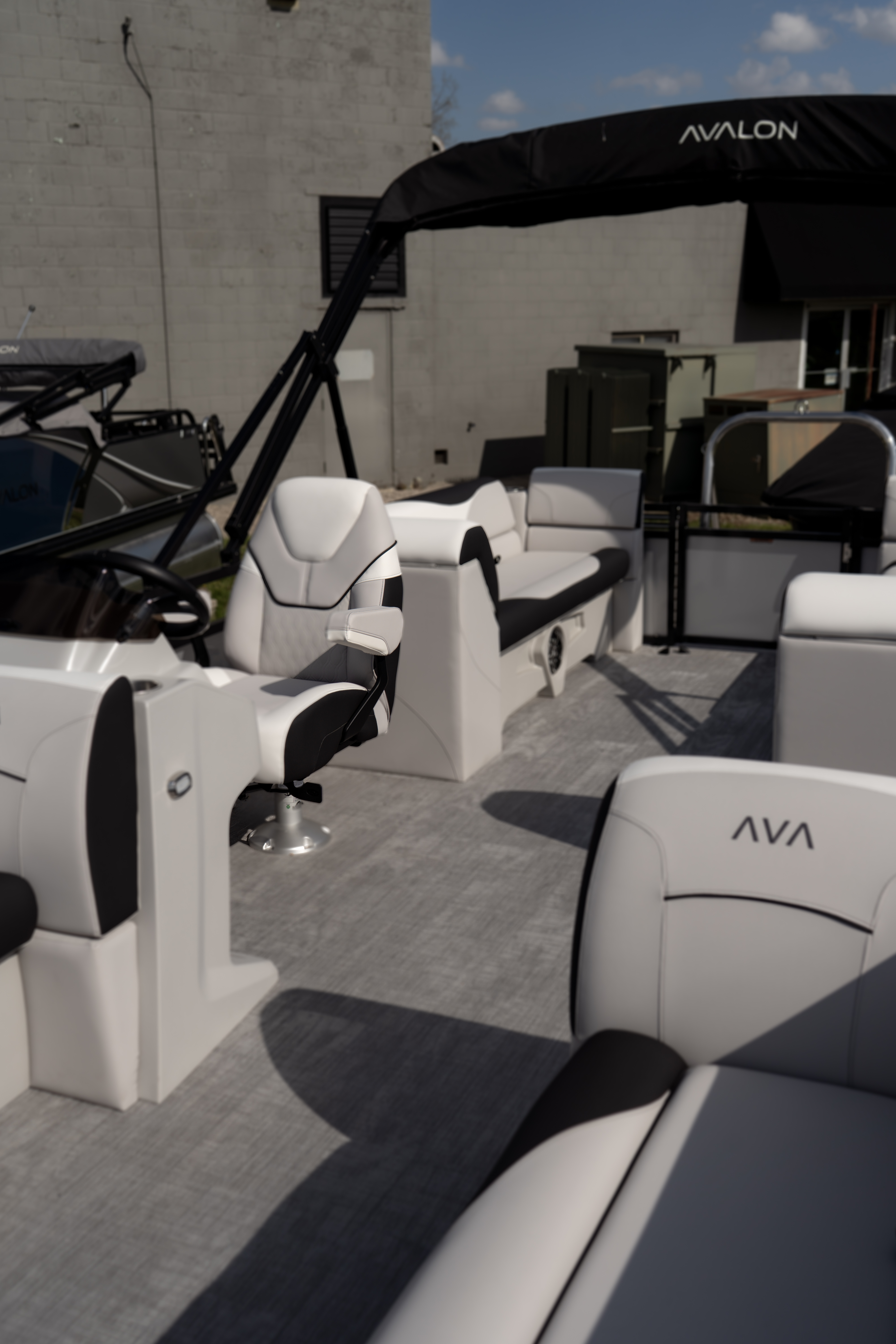 2026 Avalon Venture 85 Quad Lounger Pontoon